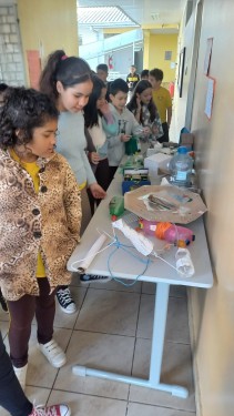 Exposição de brinquedos recicláveis