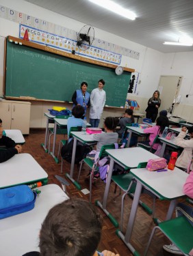 visita da agente de saúde para falar sobre a Dengue